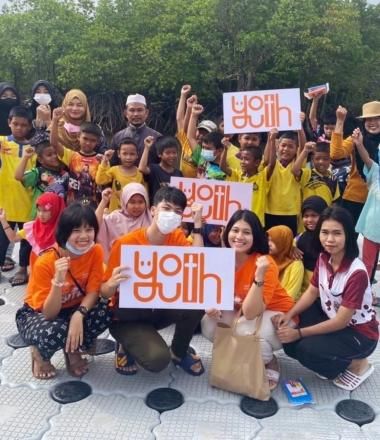 Youth planting mangrove in Thailand